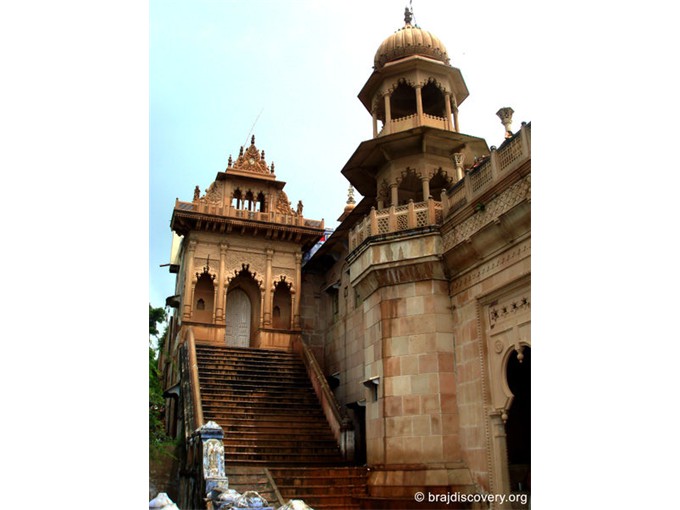 450px-Radha-Rani-Temple-Barsana-Mathura-7